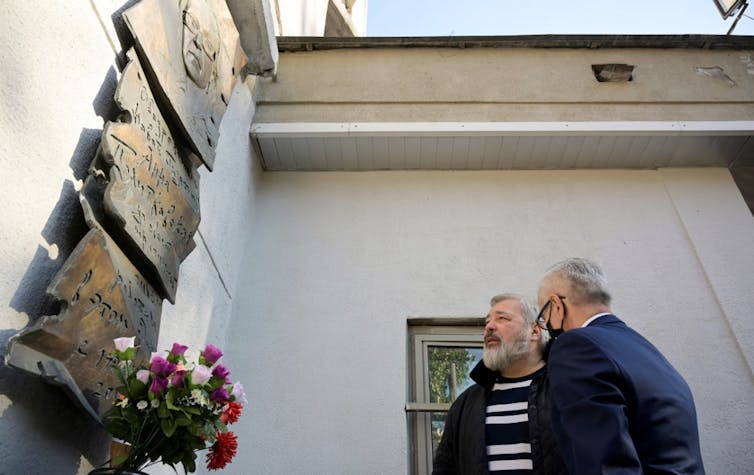 Dmitri Mouratov devant une stèle en mémoire d’Anna Politkovskaïa