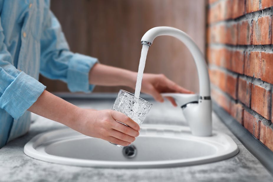 Personne se servant de l'eau du robinet