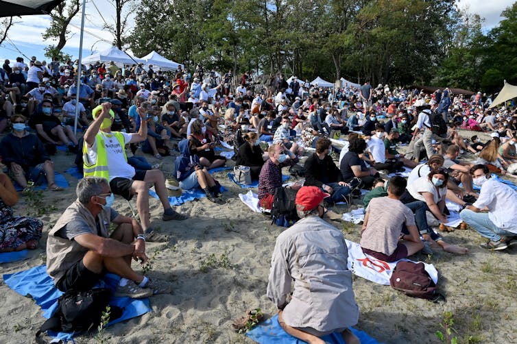 Des partisans de La France Insoumise attendent un discours de Jean-Luc Mélenchon, lors de la journée de clôture de la conférence estivale du parti LFI à Chateauneuf-sur-Isere le 23 août 2020