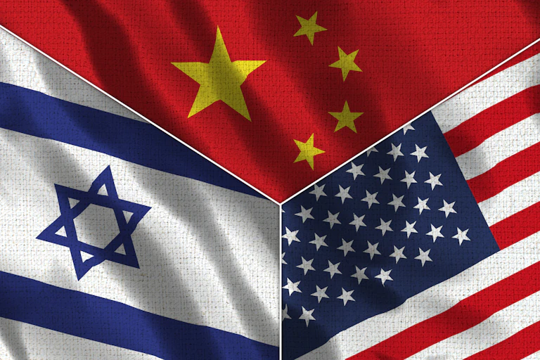 Drapeaux israélien, chinois et américain entrmêlés.