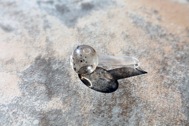 Une pipe à crack au tuyau brisé, trouvée sur la chaussée