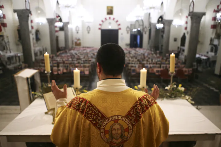 Un prêtre catholique célèbre une messe du jeudi saint, à Bastia le 9 avril 2020