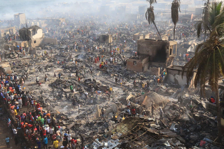 Bystanders at the scene of a big fire disaster