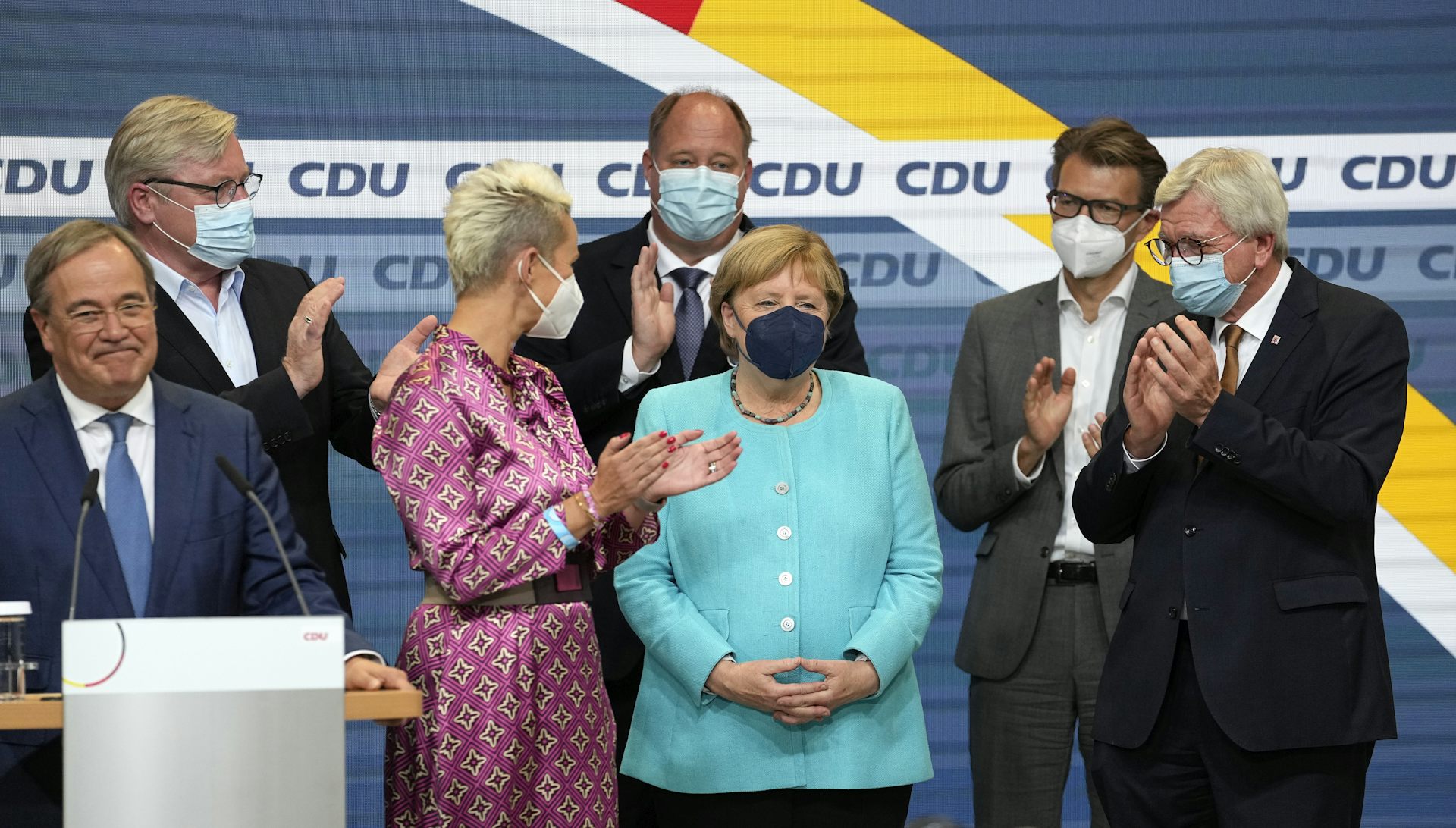 Angela Merkel entourée de gens qui l’applaudissent
