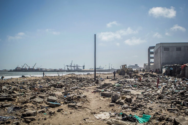 Gravats sur une plage à Cotonou