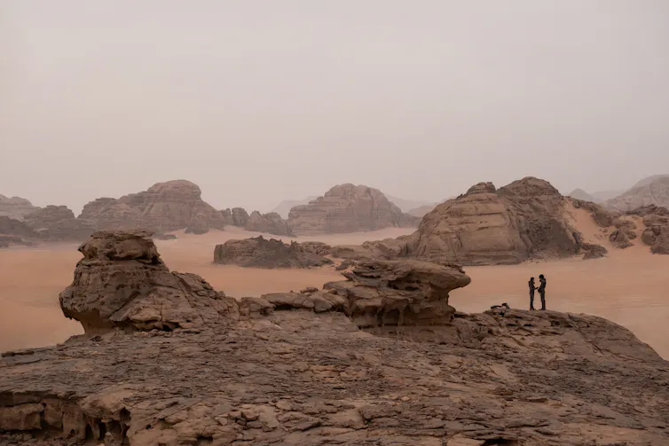 Desierto de arena con grandes rocas