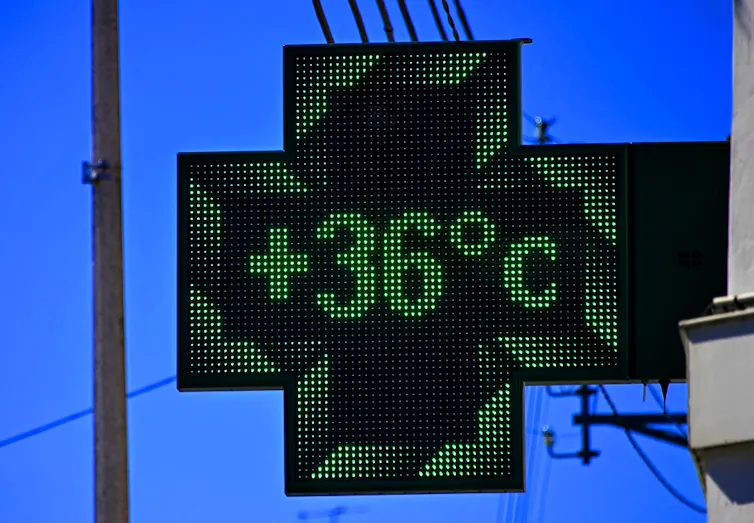 Panneau de pharmacie indiquant 35 °C en extérieur
