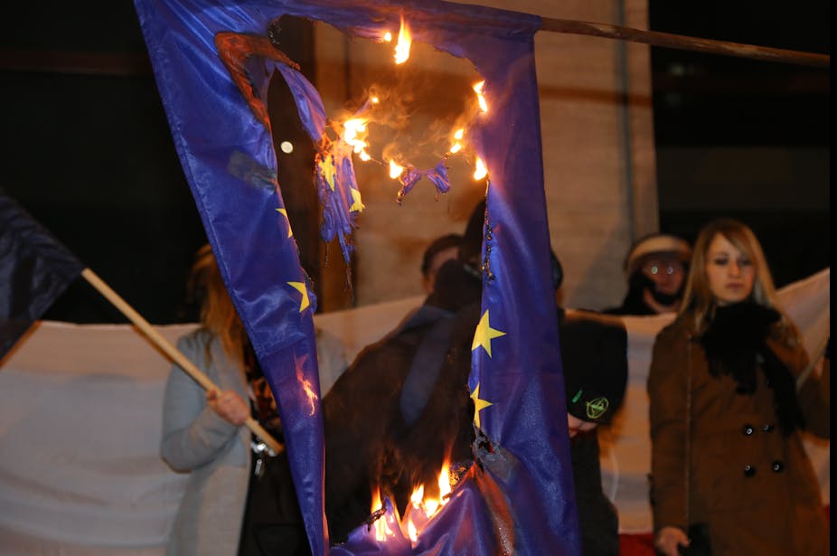 Drapeau de l'UE en train de brûler.