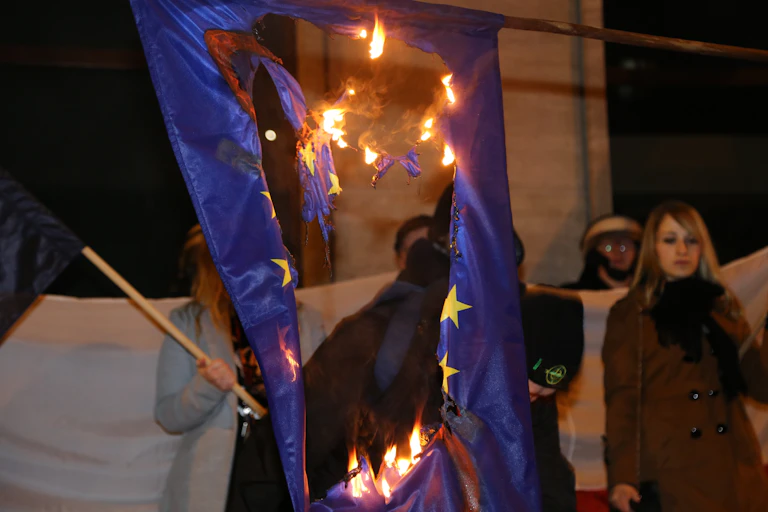 Drapeau de l'UE en train de brûler.