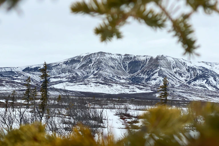 Une montagne enneigée