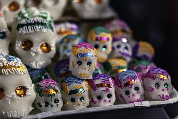 Crânios mexicanos de açúcar e açúcar em exposição no Dia dos Mortos em Michoacan, um estado no oeste do México.