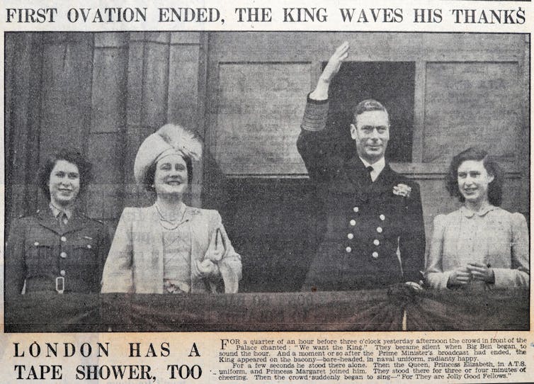 Foto de periódico de la princesa Isabel en uniforme militar con sus padres y su hermana en un podio, sonriendo.