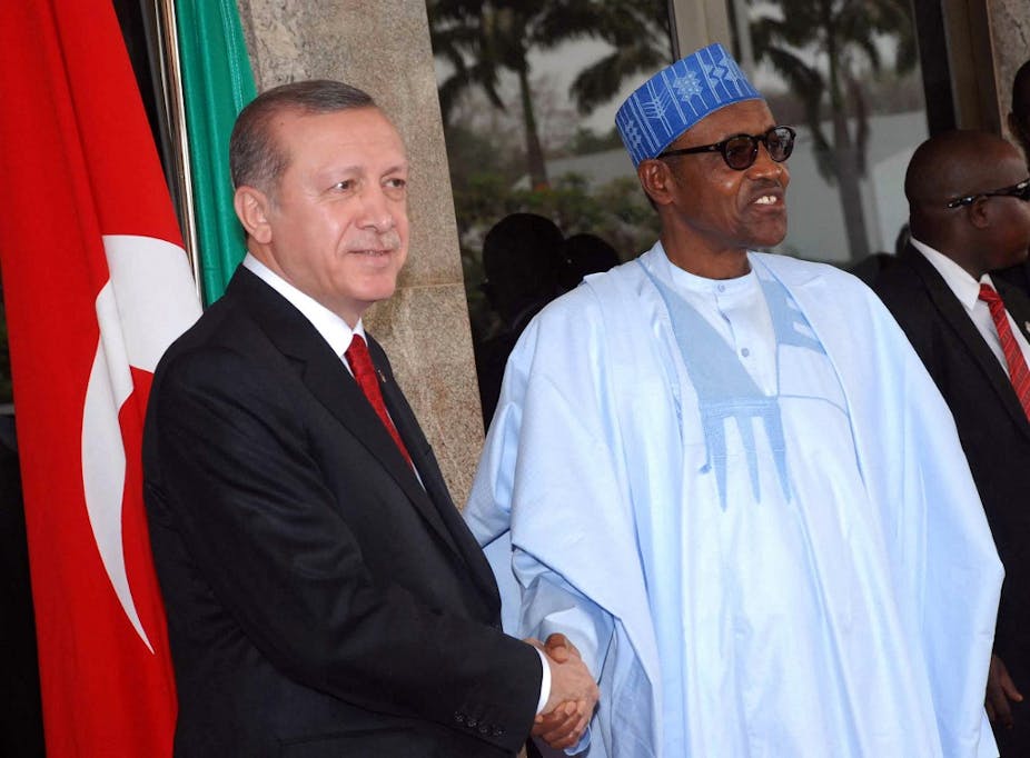 Erdogan serrant la main de  Mohammadu Buhari, le président nigérien