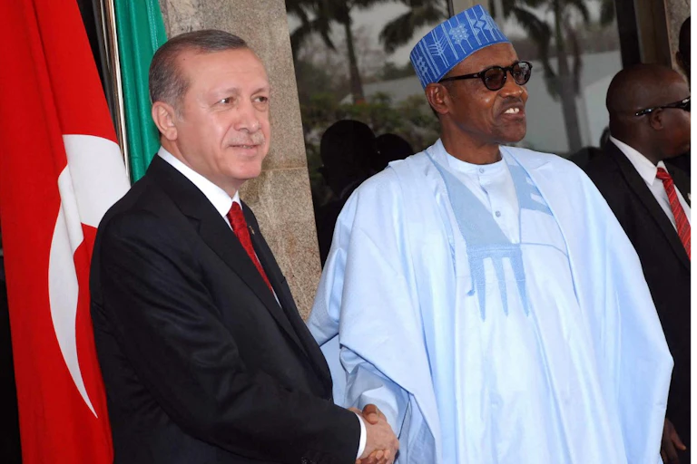 Erdogan serrant la main de Mohammadu Buhari, le président nigérien
