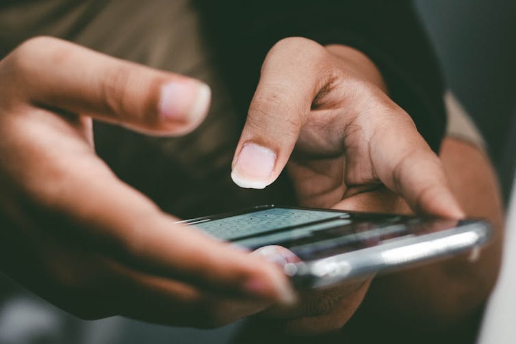 Gros plans sur des mains tenant un smartphone