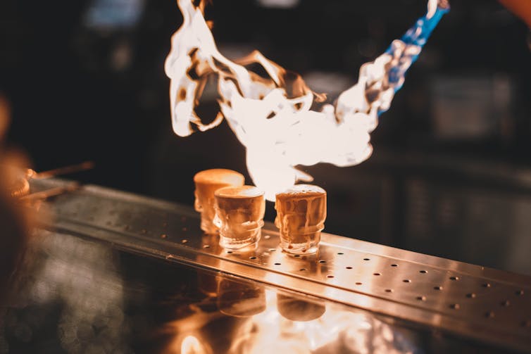 Shots d’alcools flambés, sur un bar