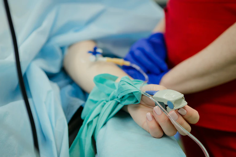 Gros plan sur un bras portant une perfusion.