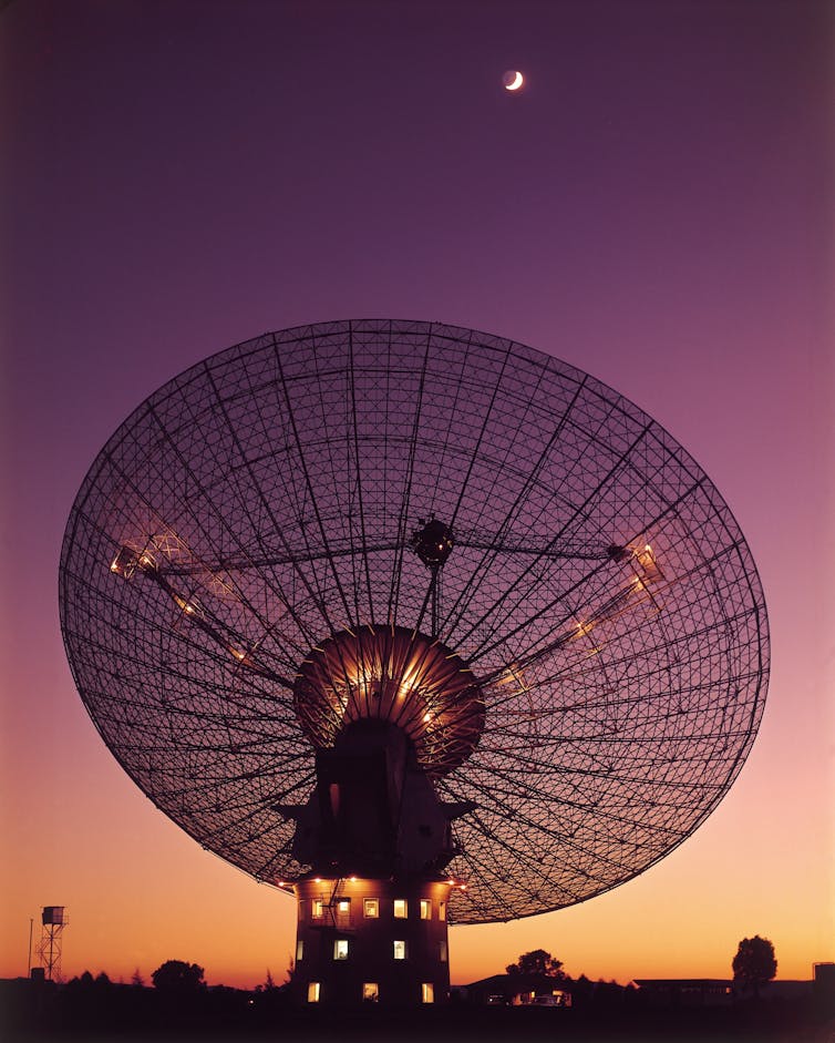 Dish of Parkes with the Moon in the background.