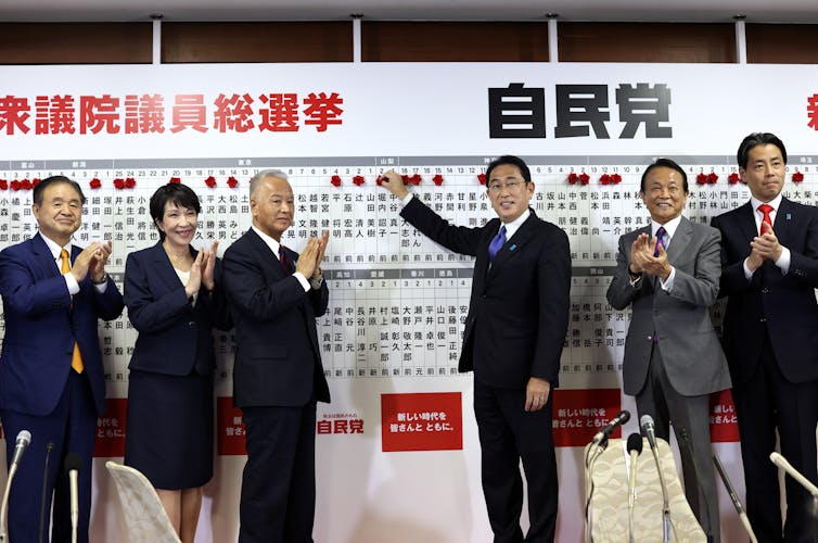 Fumio Kishida and colleauges ất the vote count during the election.