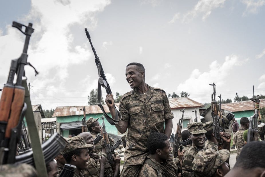 Militaires éthiopiens brandissant leurs fusils
