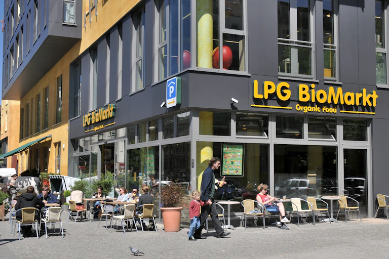 Corner store with sidewalk tables and chairs