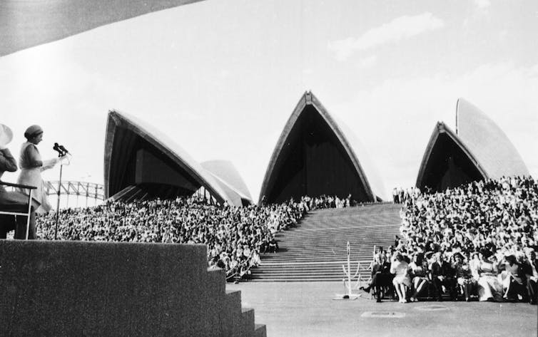 queen's visit to australia 1992