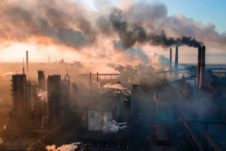 Usine avec cheminées fumantes