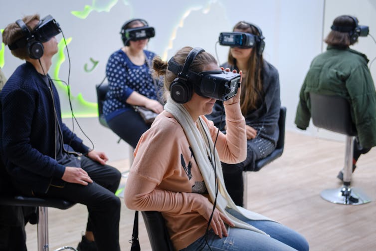 Personas en una habitación con auriculares de realidad virtual.