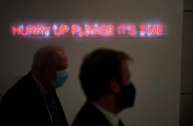 Las palabras iluminadas "date prisa, por favor, ya es hora" se muestran en la Cumbre del Clima de la ONU COP26, en Glasgow, Escocia