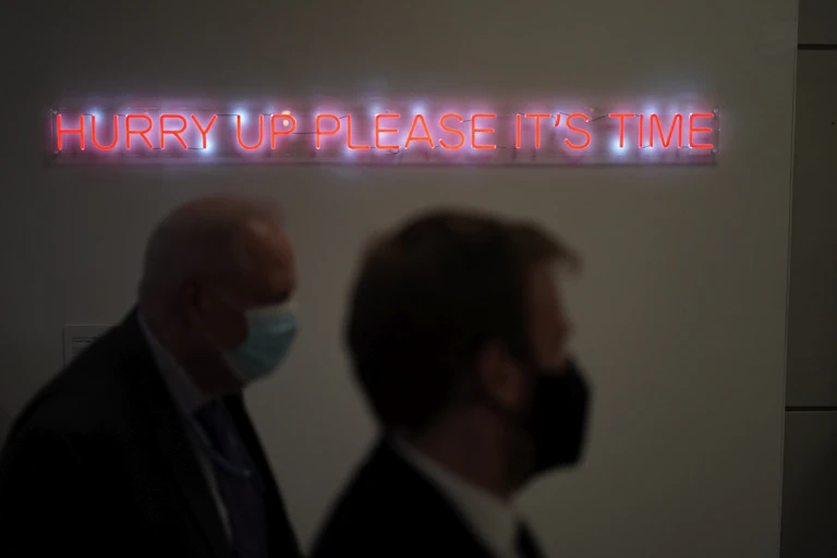 Las palabras iluminadas "date prisa, por favor, ya es hora" se muestran en la Cumbre del Clima de la ONU COP26, en Glasgow, Escocia