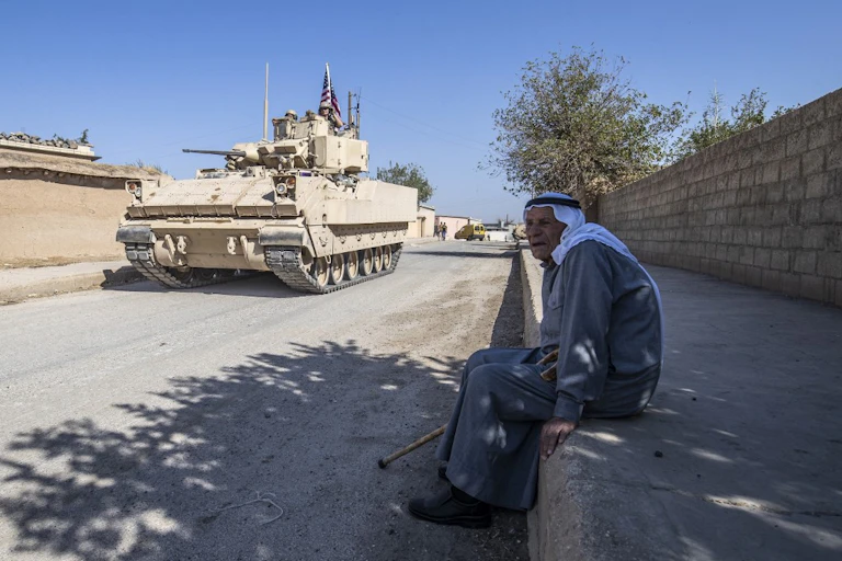 Un véhicule militaire en patrouille dans le nord-ouest de la Syrie le 30 août 2021.