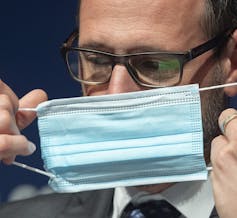 Un homme portant un masque