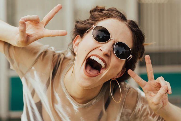Une jeune femme exprime de façon exubérante son bonheur.