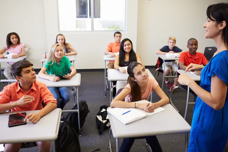Des adolescents dans une salle de classe