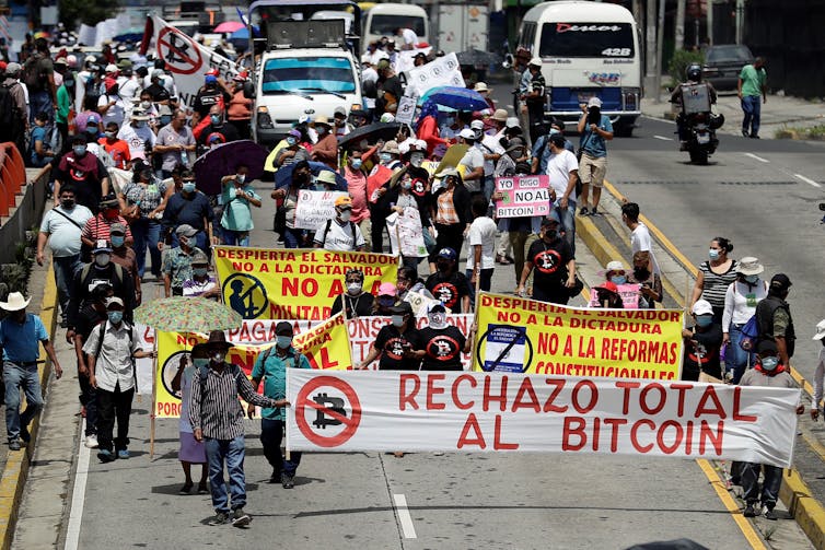 Cientos de salvadoreños protestan contra el uso de bitcoin como forma de pago en San Salvador el 7 de septiembre de 2021.
