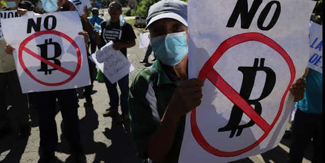Salvadorans protest against Bitcoin.