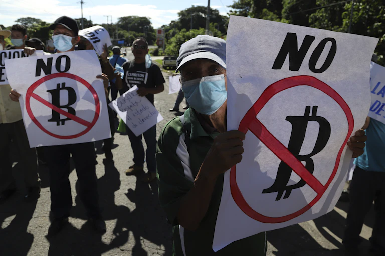 Salvadorans protest against Bitcoin.