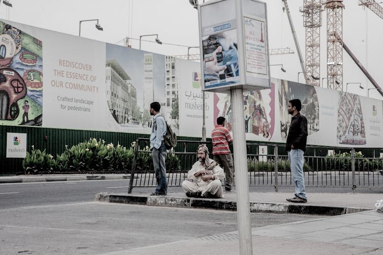 Invisibilisation du chantier de destruction du centre-ville de Doha (Qatar) par les affiches publicitaires du projet de rénovation, 2011. Manuel Benchetrit, Author provided