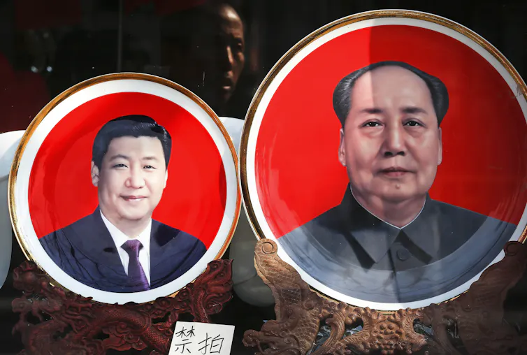 Souvenir plates showing Xi Jinping and Mao Zedong