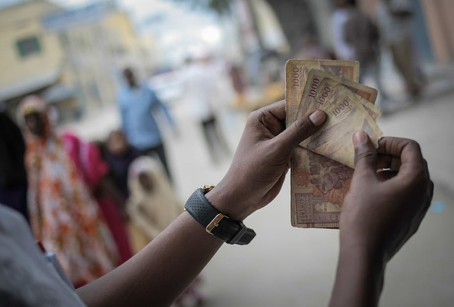 A man counts Somali shilling notes