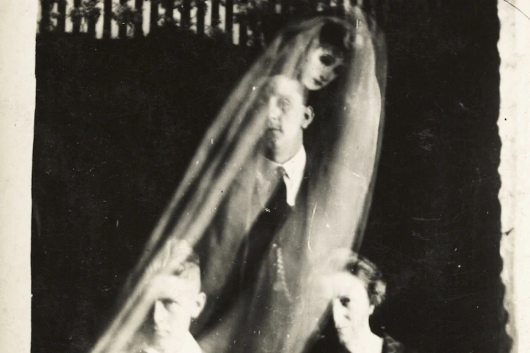 Une image semi-translucide d'une femme voilée vue derrière un homme.