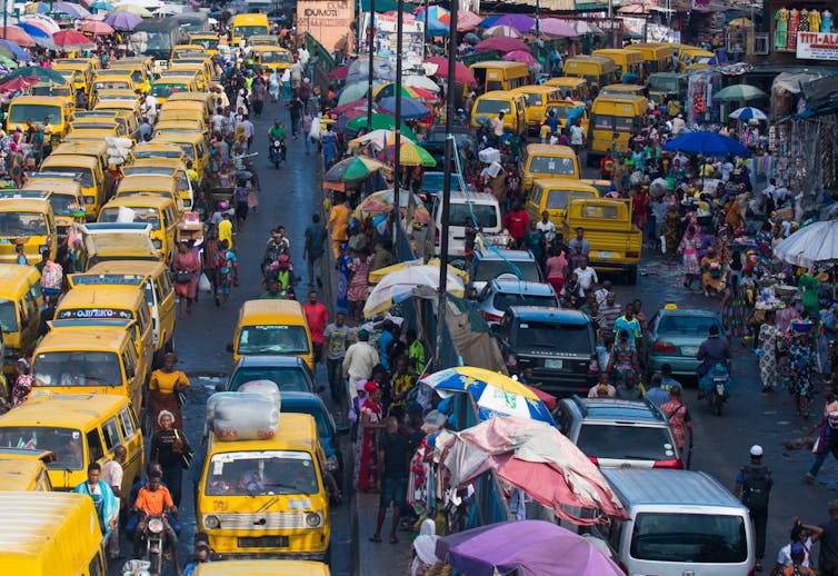 Minibuses amarillos en una calle concurrida