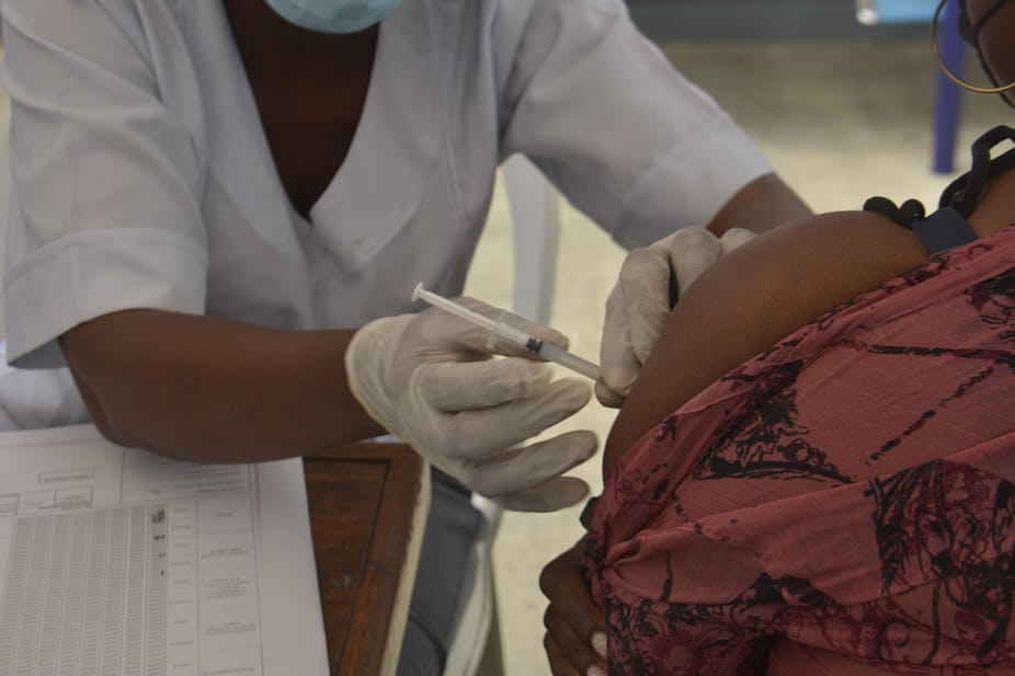 A medic administers a dose of the Moderna Covid-19 corononavirus at the Oregun Primary Health Care Center in Ikeja capital of Lagos on 25 August, 2021. 