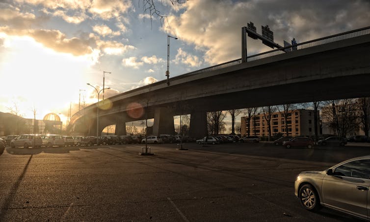 Trafic induit et trafic évaporé : Infrastructures routières, déplacements urbains et modes de vie