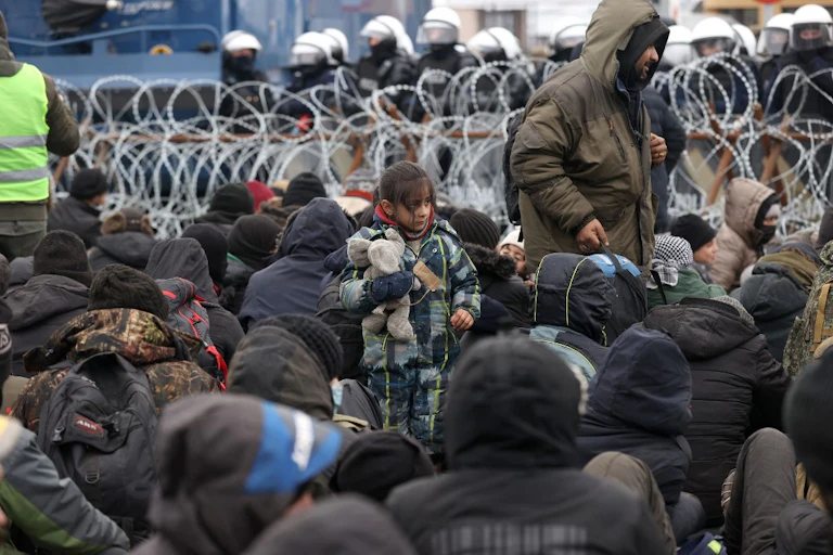 Migrants massé devant des fils barbelés