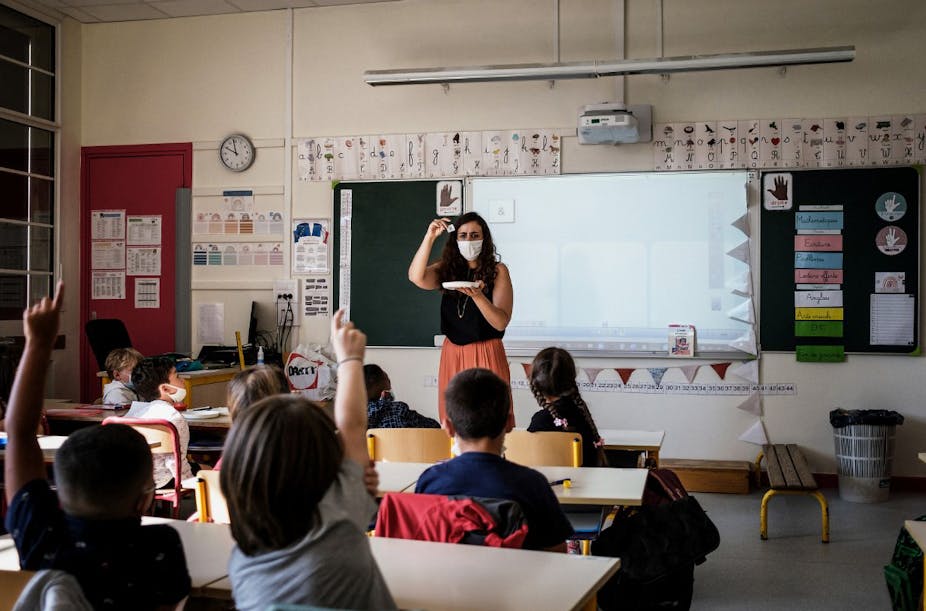 Photo : des élèves de primaire travaillent dans une salle de classe, le 2 septembre 2021, à Lyon.