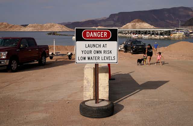 Sign warning boaters of low water levels