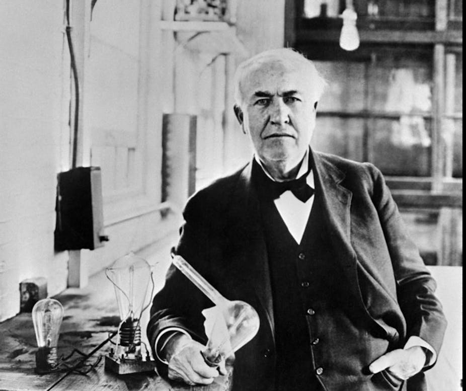 Portrait de Thomas Edison dans un laboratoire