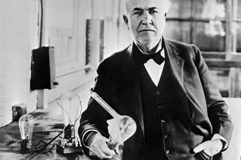 Portrait de Thomas Edison dans un laboratoire