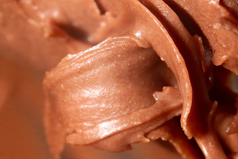 Gros plan sur une pate à tartiner au chocolat.